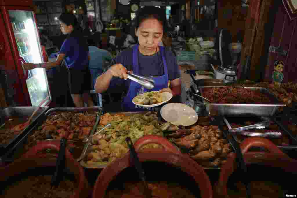 بنکاک کا شمار دنیا کے اُن شہروں میں ہوتا ہے جو سیاحوں میں سب سے زیادہ مقبول ہیں۔