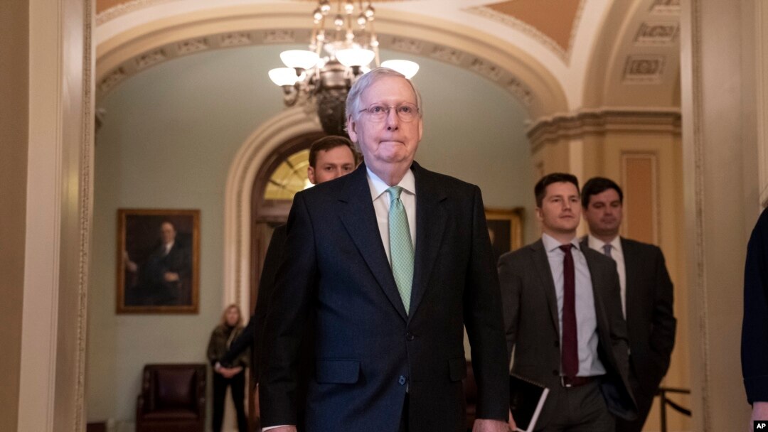 Senateri arongoye abarepublikani muri Sena y'Amerika McConnell, ku cicaro c'inama nshingamateka.