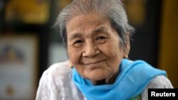 ကိုဗစ် ရောဂါ သက်သာပျောက်ကင်းသွားသူ အသက် ၁၀၀ အရွယ် မြန်မာအမျိုးသမီးကြီး ဒေါ်သိန်းခင်။ (အောက်တိုဘာ ၁၃၊ ၂၀၂၀)