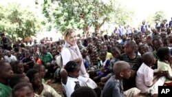 Madonna ariko agendera abana b'abanyeshule ahitwa Chorwe, muri Malawi, kw'italiki zitatu z'ukwezi kwa kane mu mwaka w'2013.