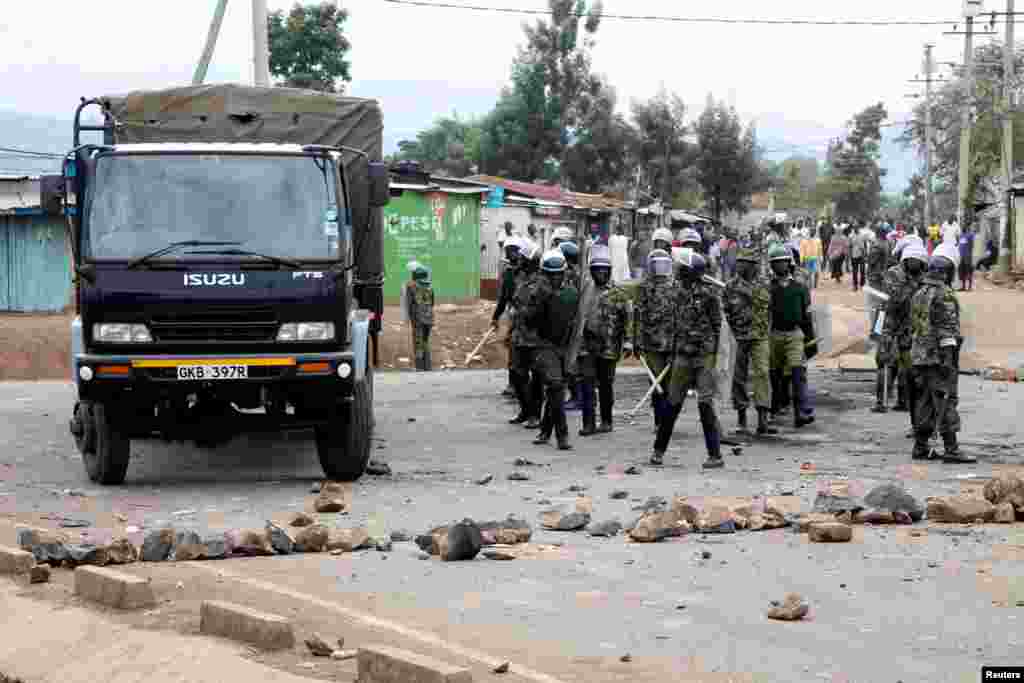 Les forces de l’ordre se déploient au lieu où des partisans du candidat de l’opposition Raila Odinga protestent à Kisumu, Kenya, 12 août 2017.