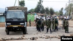 Les forces de l’ordre se déploient au lieu où des partisans du candidat de l’opposition Raila Odinga protestent à Kisumu, Kenya, 12 août 2017.