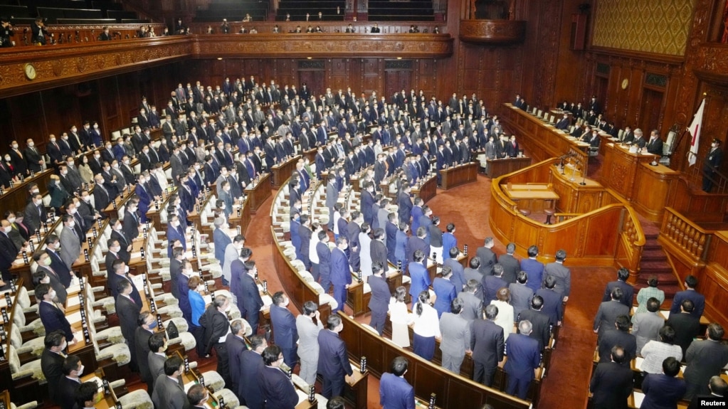 日本国会众议院议员起立支持通过有关中国人权状况的决议案（路透社转发日本共同社2022年2月1日图片）