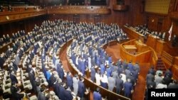 日本國會眾議院議員起立支持通過有關中國人權狀況的決議案（路透社轉發日本共同社2022年2月1日圖片）