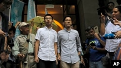 홍콩 민주화운동 지도자 조슈아 웡 데모시스토 당 비서장(가운데 왼쪽)과 네이선 로 주석(가운데 오른쪽)이 24일 보석으로 석방돼 홍콩항소법원을 나오고 있다.