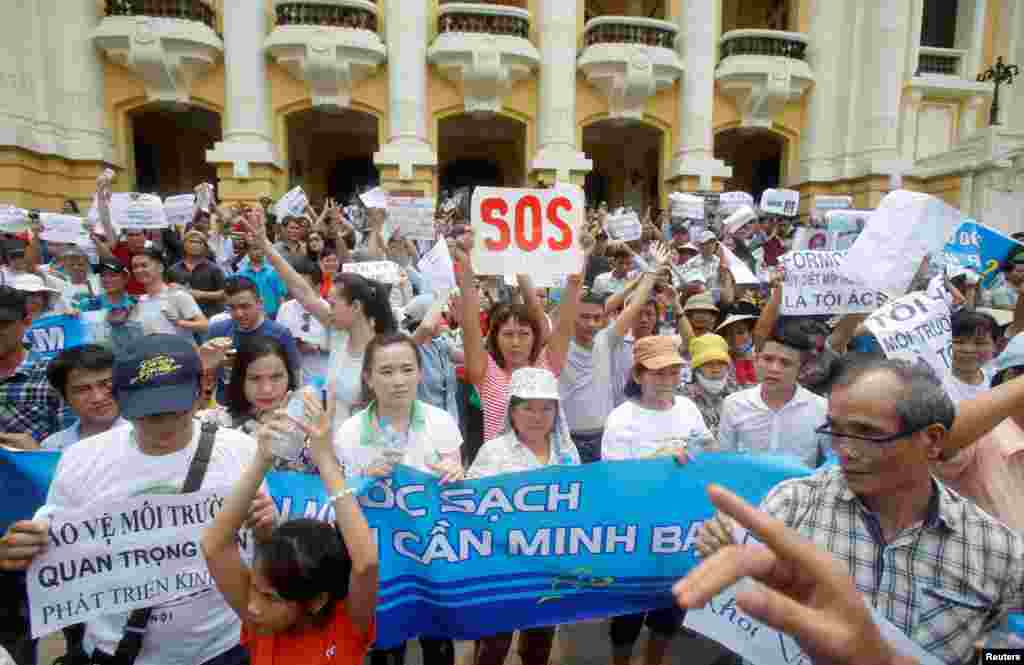 Người biểu tình xuống đường tại Hà Nội với biểu ngữ phản đối công ty Đài Loan Formosa Plastic thải chất độc ra biển làm cá chết hàng loạt tại các tỉnh miền Trung, ngày 1/5/2016.