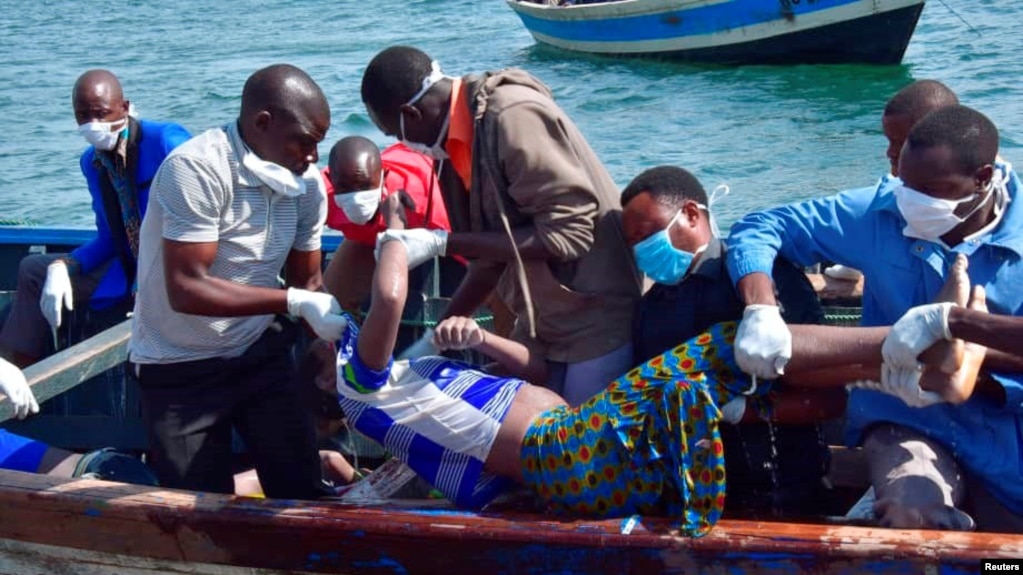 Shughuli za uokoaji zikiendelea katika ajali ya Ferry MV Nyerere katika ufukwe wa kisiwa cha Ukerewe, ziwa Victoria, Tanzania, Septemba 21, 2018