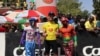 Le maillot jaune du Tour 2021, Daniel Bichlmann à Ouagadougou, le 8 novembre 2021. (VOA/Kader Traoré)