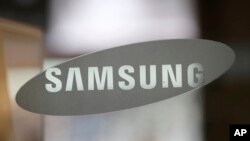 Logo perusahaan Samsung Electronics Co. terlihat di tokonya di Seoul, Korea Selatan. (Foto: AP)