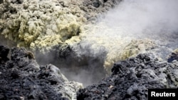 Gaz volcaniques émanant d'une fissure, Leilani Estates, Hawaï, le 14 mai 2018. 