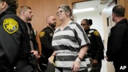 Jennifer Crumbley llega para su sentencia, el martes 9 de abril de 2024, en Pontiac, Michigan. Por primera vez en EEUU, condenan a prisión a unos padres por un tiroteo masivo en una escuela. 