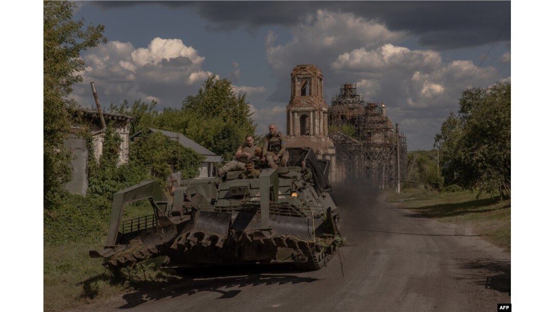 Prajurit Ukraina mengoperasikan kendaraan militer lapis baja di jalan dekat perbatasan dengan Rusia, di wilayah Sumy, Ukraina, pada 14 Agustus 2024. (Foto: AFP)