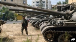 Seorang prajurit tentara Lebanon menjaga parkir tank T-54 buatan Soviet di kota pelabuhan Tyre, Lebanon selatan, Senin, 21 Agustus 2006. (Foto: AP)