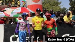 Le maillot jaune du Tour 2021, Daniel Bichlmann à Ouagadougou, le 8 novembre 2021. (VOA/Kader Traoré)