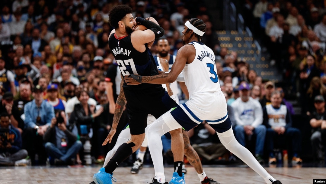 Džamal Mari pod pritiskom Džejdena Mekdanijelsa i Nikejla Aleksandera Vokera u drugoj četvrtini utakmice u "Bol areni" (Foto: Reuters/Isaiah J. Downing-USA TODAY Sports)