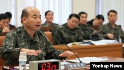 북한의 3차 핵실험이 임박했다는 관측이 있던 6일 국회 국방위원회 전체회의에 출석한 정승조 한국 합참의장(왼쪽). (자료사진)