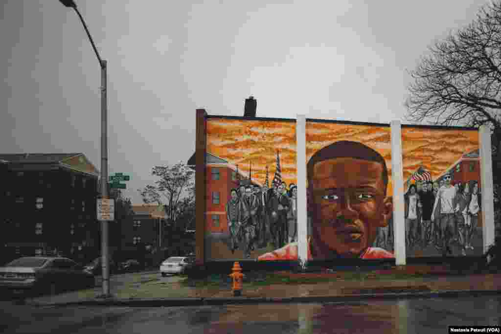 Près du bâtiment où vit la famille de Freddie Gray, une peinture murale a été dessinée pour lui rendre hommage, Baltimore, le 6 mai 2016. (VOA/ Nastasia Peteuil)