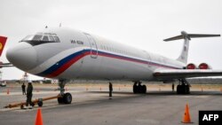Un Ilyushin Il-62M de la Fuerza Aérea, uno de los dos aviones militares rusos que llegaron con las tropas y equipos a Venezuela en marzo, en pista del Aeropuerto Internacional Simón Bolívar el 29 de marzo de 2019 en Maiquetia, estado de Vargas, norte de Venezuela.