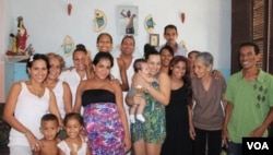 제시 칼자도 에스폰다(앞줄 오른쪽 세번째)가 미 연방의원 보좌관 재직 당시 쿠바 아바나를 방문해 가족과 상봉했다.