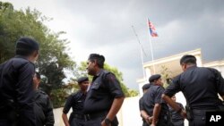 말레이시아 경찰이 쿠알라룸푸르의 북한대사관 앞을 지키고 있는 모습