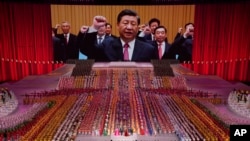 资料照：中国共产党成立100周年前夕的一场庆祝活动上，屏幕显示国家主席习近率领官员诵读对党的效忠誓词。（2021年6月28日，美联社）