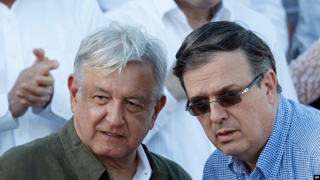 TT Mexico Andres Manuel Lopez Obrador, bên trái, và Bộ trưởng Ngoại giao Marcelo Ebrard trong một cuộc tuần hành ở Tijuana, Mexico, ngày 8/6/ 2019. (AP Photo/Eduardo Verdugo)
