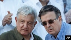 TT Mexico Andres Manuel Lopez Obrador, bên trái, và Bộ trưởng Ngoại giao Marcelo Ebrard trong một cuộc tuần hành ở Tijuana, Mexico, ngày 8/6/ 2019. (AP Photo/Eduardo Verdugo)