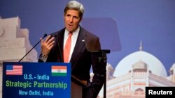 Ngoại trưởng Mỹ John Kerry nói về biến đổi khí hậu tại New Dehli, Ấn Độ, ngày 23 tháng 6, 2013. (REUTERS/Jacquelyn Martin/Pool)