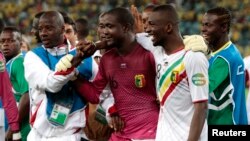 Penjaga gawang tim Mali Soumbeyla Diakite (tengah) diberi selamat oleh kawan-kawannya setelah kemenangan melawan tim Afrika Selatan pada Piala Afrika. (Reuters/Rogan Ward)
