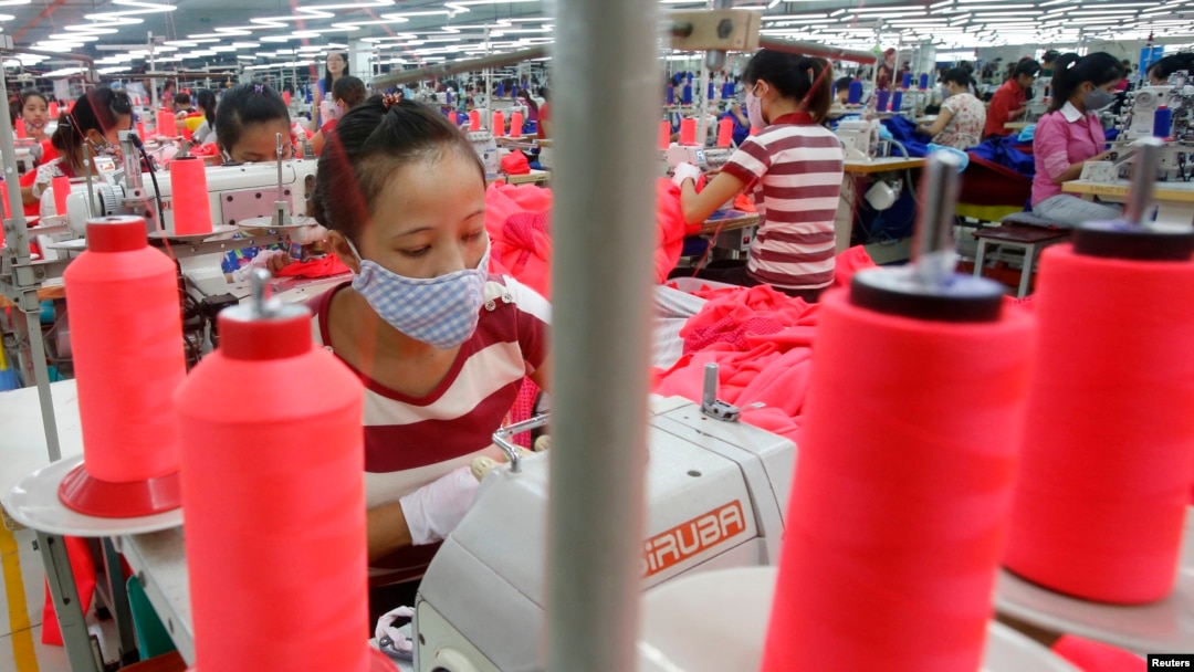 Người lao động làm việc tại một xưởng may ở ngoại ô Hà Nội. Nhiều nhà sản xuất nổi tiếng như Lever Style, có nhiều thân chủ có uy tín như nhãn hiệu Hugo Boss và J. Crew đã bắt đầu chuyển khâu sản xuất của họ từ miền Nam Trung Quốc sang Việt Nam trong mấy năm gần đây.