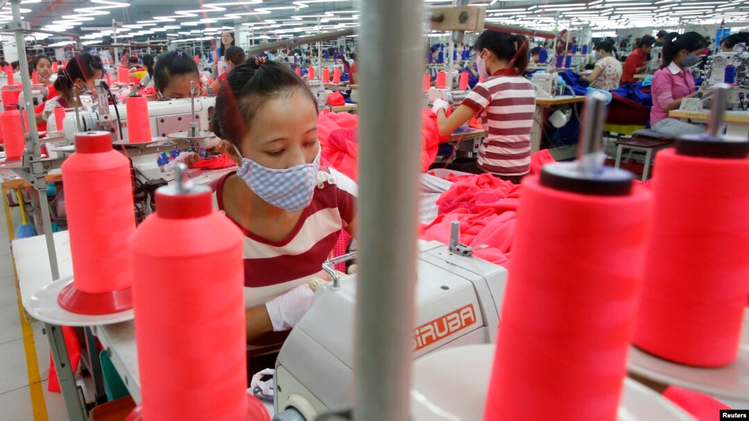 Công nhân tại một xưởng may mặc Singapore Singlun Star tại ngoại ô Hà Nội, ngày 19/08/2014.
