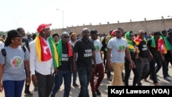 Plusieurs Togolais ont marché à l'appel du Front citoyen Togo debout pour exiger la libération des détenus politiques, à Lomé, 5 octobre 2018. (VOA/Kayi Lawson)