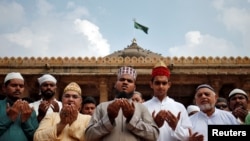 ຊາວ​ມຸ​ສ​ລິມ ໄວ້​ພາ​ວະ​ນາ ເພື່ອ​ສັນ​ຕິ​ພາບ ຂະ​ນະ​ທີ່​ສານ​ສູງ​ສຸດ ຂອງ​ອິນ​ເດຍ ຕັດ​ສິນ​ກ່ຽວ​ກັບ ສະ​ຖານ​ທີ່​ທາງ​ສາ​ສະ​ໜາ ທີ່​ມີ​ບັນ​ຫາ​ຂັດ​ແຍ້ງ​ກັນ ໃນ​ເມືອງ​ອາ​ໂຍ​ຢາ (Ayodhya) ຢູ່​ໃນ​ບໍ​ລິ​ເວນ​ວັດ​ອິ​ສ​ລາມ ໃນ​ເມືອງ​ອາ​ເມ​ດາ​ບາດ, ​ອິນ​ເດຍ, ​ວັນ​ທີ 8 ພະ​ຈິກ 2019. REUTERS/Amit Dave