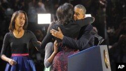 El presidente Obama abraza a su esposa Michele en una foto parecida a la que circuló en Twitter y que rompió récords de retuiteo.