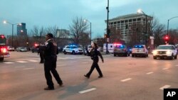 Des agents de police devant l'hôpital Mercy, Chicago, le 19 novembre 2018