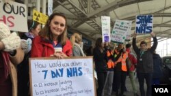 A junior doctor on strike holds a sign in London. (L. Ramirez/VOA)