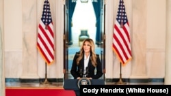 멜라니아 트럼프 여사가 2025년 10월 10일, 백악관 그랜드 포이어에서 러시아-우크라이나 분쟁 속 우크라이나 어린이들의 가족과의 상봉에 관한 발표를 하고 있다.