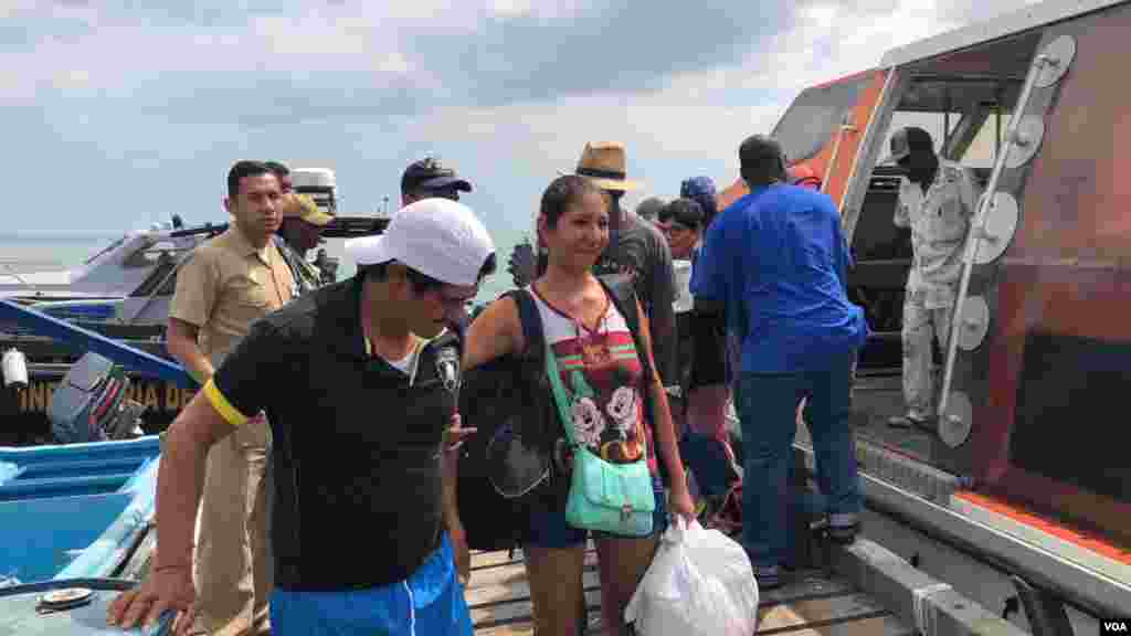 Personas hacen fila para al regresar del buque hospital USNS Comfort a Esmeraldas, un puerto relativamente cercano a Quito, la capital de Ecuador. Las cirugías que se realizan en el buque hospital enviado por la Armada estadounidense por lo general son procedimientos poco complejos pero que pueden cambiar la vida de los pacientes.