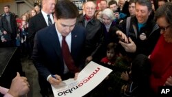 Marco Rubio firmó autógrafos durante un acto de campaña en Greenville, Carolina del Sur, el viernes, 12 de febrero de 2016.
