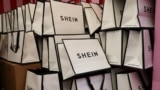 ARCHIVO - Logo de la marca Shein se observa en bolsas de regalos de Navidad en Liverpool, Gran Bretaña, el 14 de diciembre de 2024.