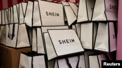 ARCHIVO - Logo de la marca Shein se observa en bolsas de regalos de Navidad en Liverpool, Gran Bretaña, el 14 de diciembre de 2024.