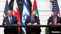 Thủ tướng Israel Benjamin Netanyahu, Tổng thống Mỹ Donald Trump và Bộ trưởng Ngoại giao Các Tiểu Vương quốc Ả Rập Thống nhất Abdullah bin Zayed ký Hiệp định Abraham, bình thường hóa quan hệ, ngày 15/9/2020.