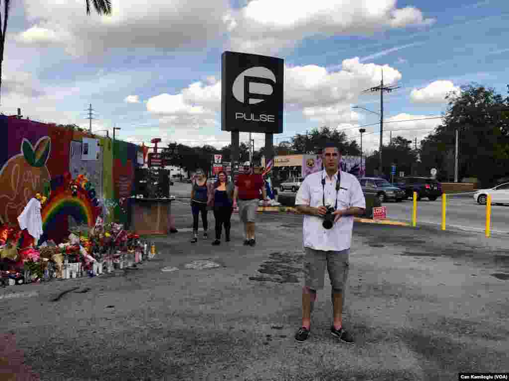 Amerika&#39;nın Sesi New York muhabiri Can Kamiloğlu, geçen Haziran ayında terör saldırısı yaşanan Florida eyaletinin Orlando kentinde incelemelerde bulundu, kanlı olayın ardından altı ay sonra kapalı tutulan mekanın hala yas tutan ziyaretçilerin akınına uğradığını gözlemledi
