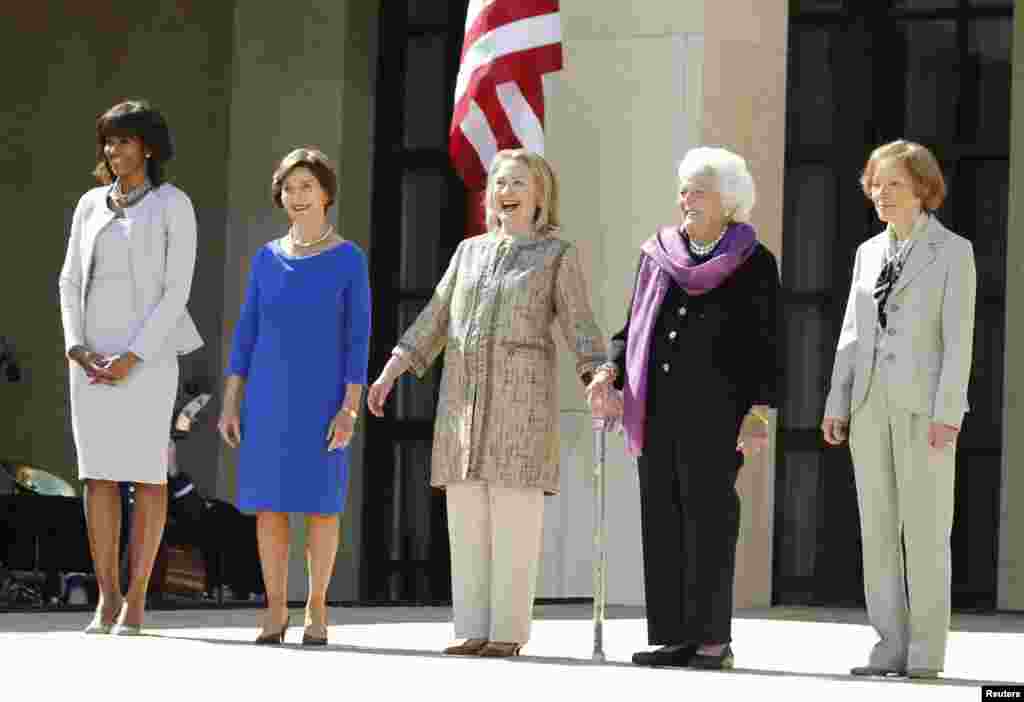 Đệ nhất Phu nh&acirc;n Hoa Kỳ Michelle Obama (tr&aacute;i), chụp ảnh với c&aacute;c cựu Đệ nhất Phu nh&acirc;n Laura Bush, Barbara Bush, Rosalynn Carter v&agrave; cựu Ngoại trưởng Hillary Clinton (giữa) khi đến dự lễ kh&aacute;nh th&agrave;nh Thư viện cựu Tổng thống George W. Bush ở Dallas, Texas.