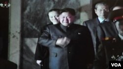 Televisi pemerintah Korut menunjukkan gambar Kim Jong-Un meneteskan air mata saat menerima warga yang memberi penghormatan bagi ayahnya, mendiang Kim Jong Il (26/12).