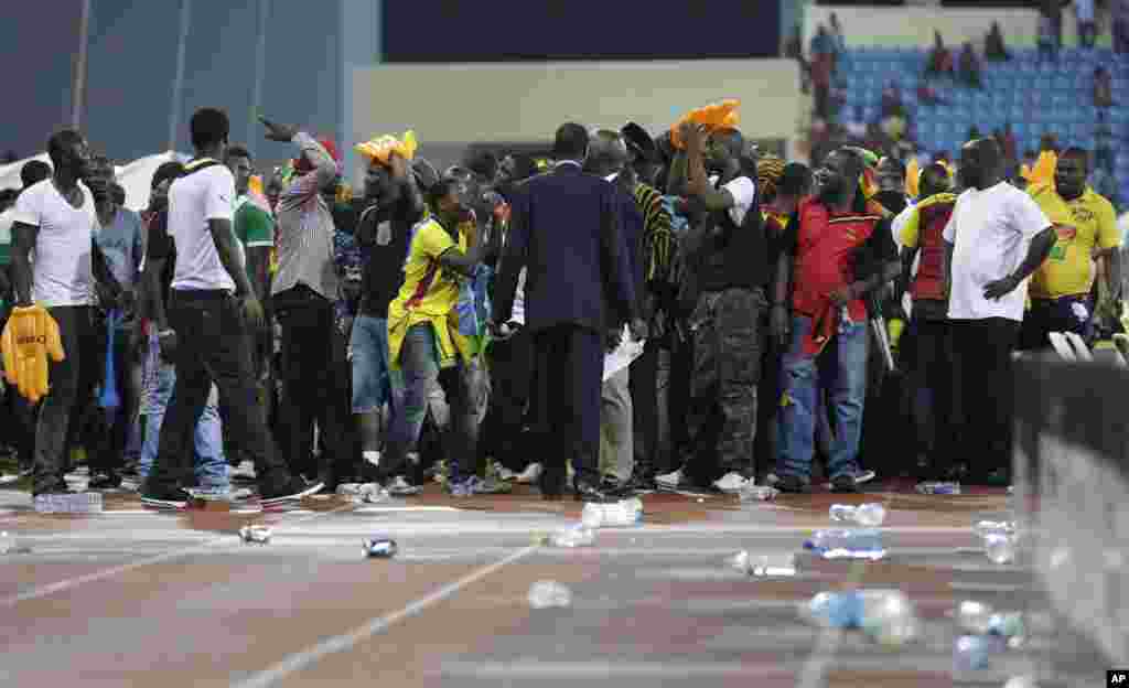 Les supporteurs de la Guinée équatoriale qui ont aussi occupé la piste d&#39;athlétisme lors du match de demi-finale de la CAN 2015 Ghana-Guinée équatoriale (3-01), à Bata, Guinée équatoriale, jeudi 5 2015.Equatorial Guinea African Cup Soccer