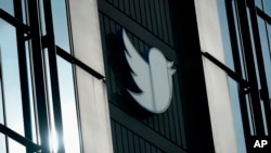 Imagen del logotipo de Twitter en el edificio principal de la compañía en San Francisco.