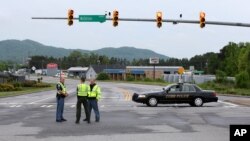 Policías bloquean la entrada a un establecimiento de distribución de FedEx en Atlanta, donde un tiroteo dejó seis heridos y el atacante muerto.