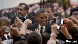 El presidente de EE.UU., Barack Obama, en una multitud durante su visita a Cannes (Francia) en 2011.