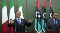 فرانکو فراتینی وزیر امور خارجه ایتالیا به همراه علی العیساوی یک مقام بلندپایه مخالفان در بنغازی، لیبی - ۳۱ مه ۲۰۱۱